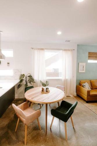 Havana House: 4 Bedroom Oasis Minutes From Action