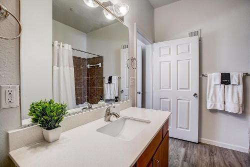 Frontdesk Rio West Apartments Austin