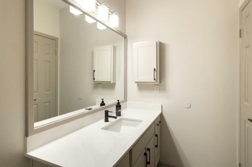 Wanderjaunt - Onyx Apartments Mcneil