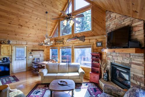 Highland View Hot Tub Pool Table Fireplace