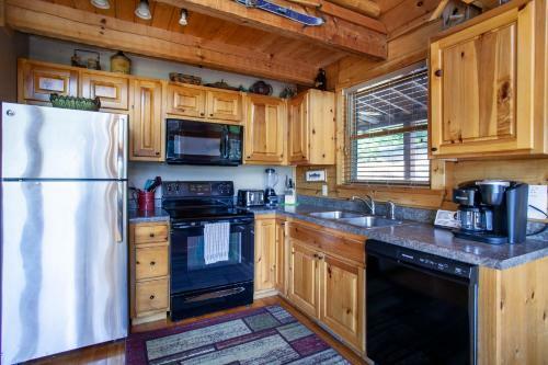 Highland View Hot Tub Pool Table Fireplace