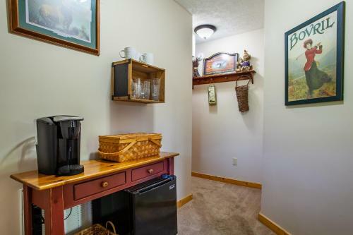 Highland View Hot Tub Pool Table Fireplace