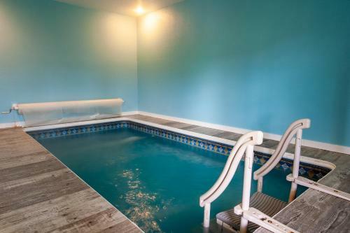 Poolin Around With Private Hot Tub And Indoor Pool