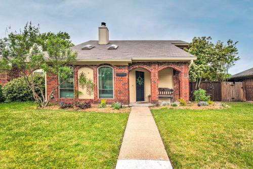 Modern Coppell Retreat With Patio And Fire Pit!
