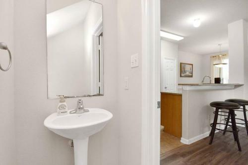 Elegant And Cozy 3br Conroe Home