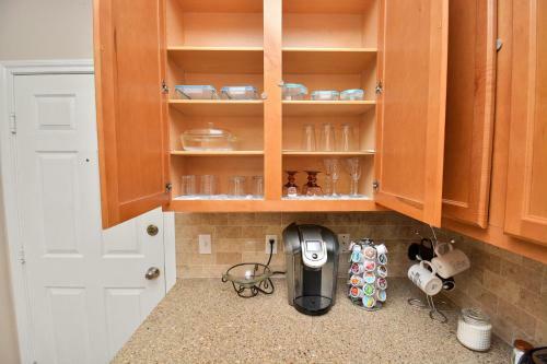 Elegant And Cozy 3br Conroe Home
