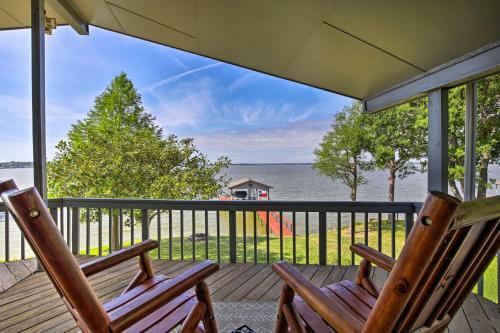 Lakefront Home On Cedar Creek With Game Room!