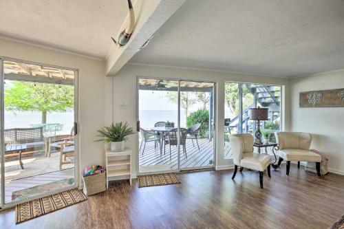 Lakefront Home On Cedar Creek With Game Room!