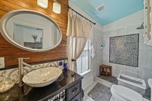 Alley House Perfect Getaway For Two, Great Shower!
