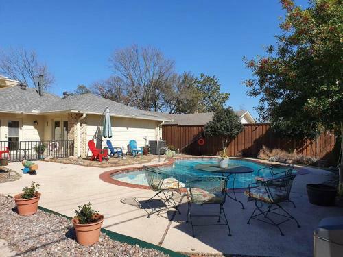 Your Spacious Private Getaway In Dallas With Pool!