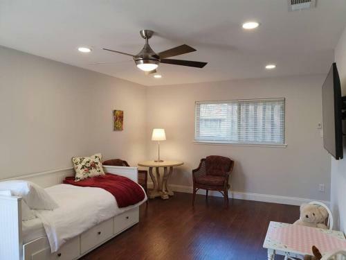 Your Spacious Private Getaway In Dallas With Pool!