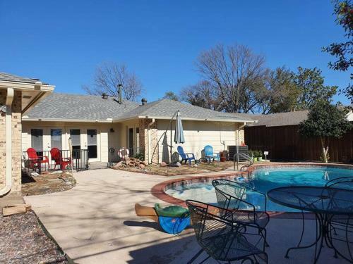 Your Spacious Private Getaway In Dallas With Pool!
