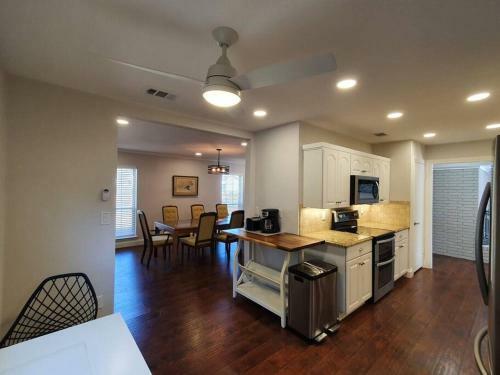 Your Spacious Private Getaway In Dallas With Pool!