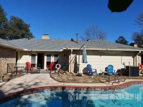Your Spacious Private Getaway In Dallas With Pool!