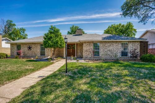 Your Spacious Private Getaway In Dallas With Pool!