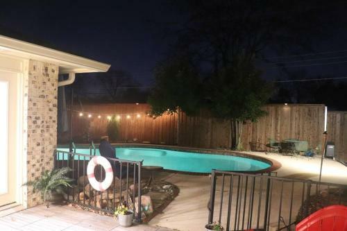 Your Spacious Private Getaway In Dallas With Pool!