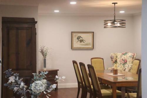 Your Spacious Private Getaway In Dallas With Pool!