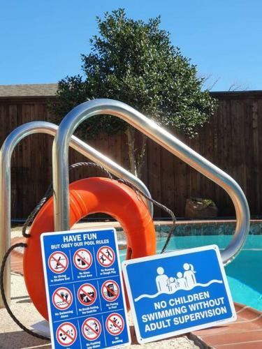 Your Spacious Private Getaway In Dallas With Pool!