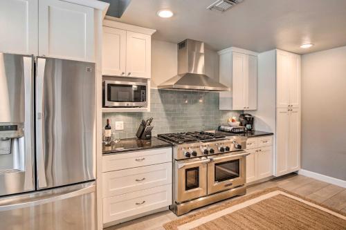 Updated Dallas Getaway With Outdoor Kitchen!