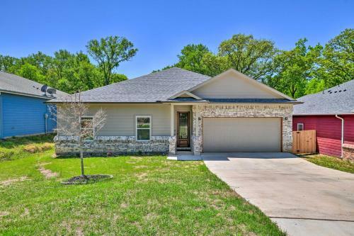 Newly Updated Mansfield Home With Fenced Yard!