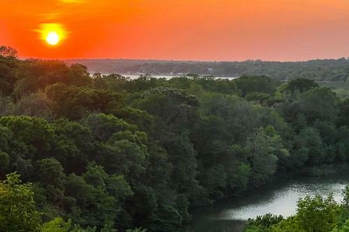 Luxurious River Oaks Home With Expansive Views!