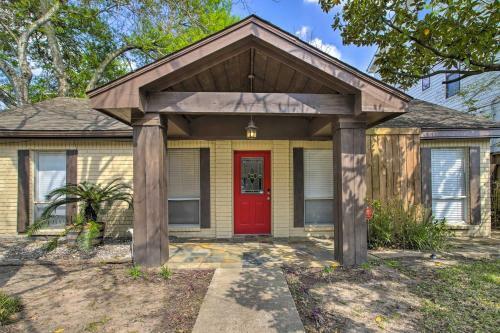 Charming Houston Home - Walk To Restaurants!