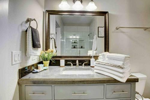 Apartamento Centrally Located 2br Condo Suite W/ Downtown View
