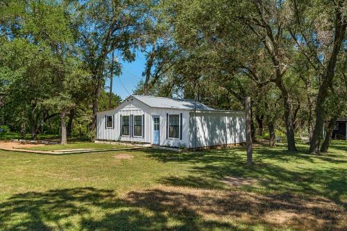 Hostal Gorgeous Bungalow With Private River Access!