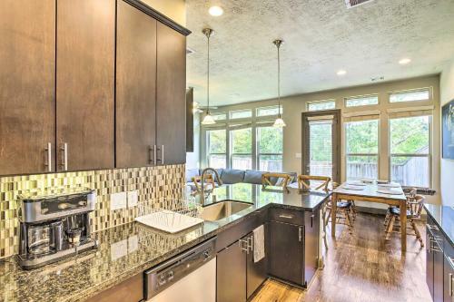 Family-friendly Spring Townhouse With Backyard!