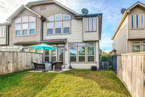 Family-friendly Spring Townhouse With Backyard!