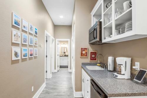 New 5 Bdrm W/pool, Observation Deck Walk To Beach!