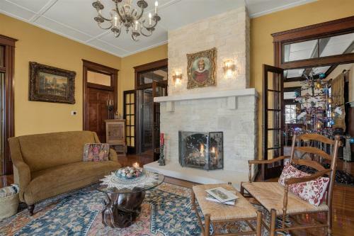 Beautiful And Unique Home With Fireplace And Pool!