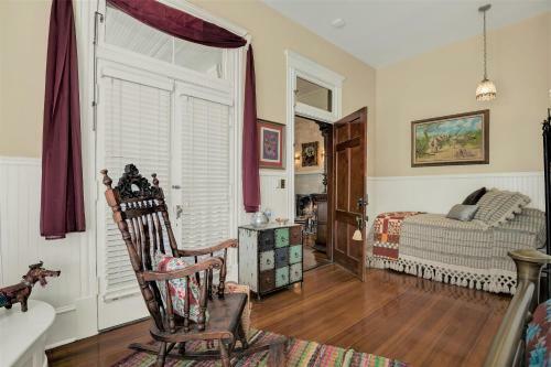 Beautiful And Unique Home With Fireplace And Pool!