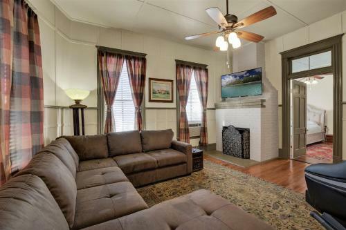 Beautiful And Unique Home With Fireplace And Pool!