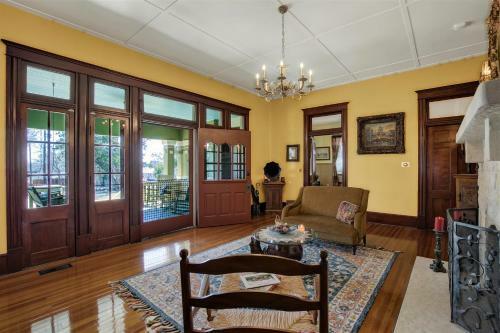 Beautiful And Unique Home With Fireplace And Pool!