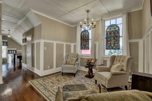 Beautiful And Unique Home With Fireplace And Pool!