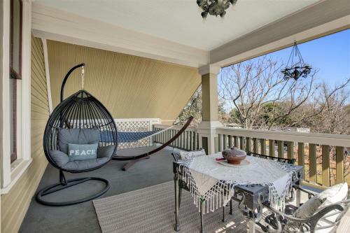 Beautiful And Unique Home With Fireplace And Pool!