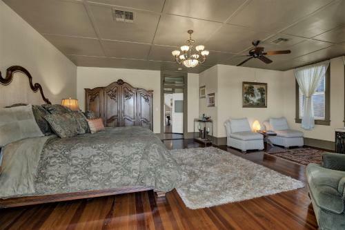 Beautiful And Unique Home With Fireplace And Pool!