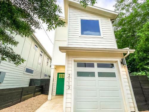 Modern Nature - 2 Story Downtown Delight
