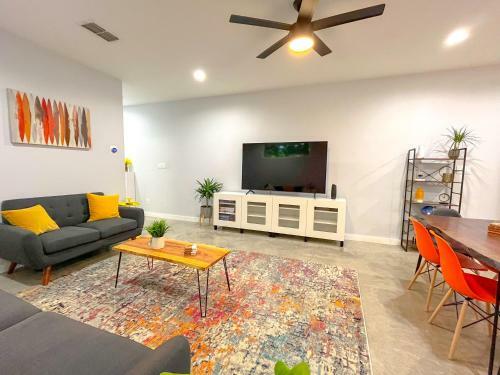 Modern Nature - 2 Story Downtown Delight