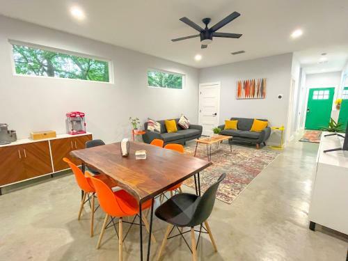 Modern Nature - 2 Story Downtown Delight