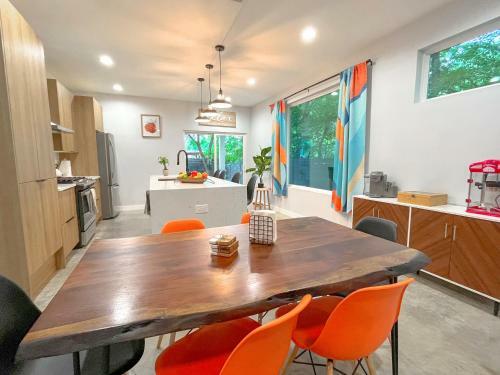 Modern Nature - 2 Story Downtown Delight