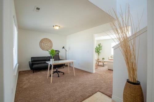 2,000ft. Kingbd. Fstwifi W/ Office. Mtnviews. Parking