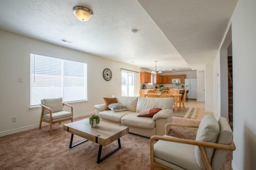 2,000ft. Kingbd. Fstwifi W/ Office. Mtnviews. Parking
