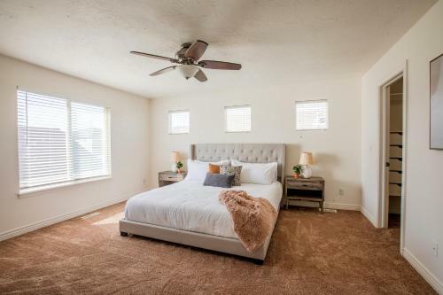 2,000ft. Kingbd. Fstwifi W/ Office. Mtnviews. Parking