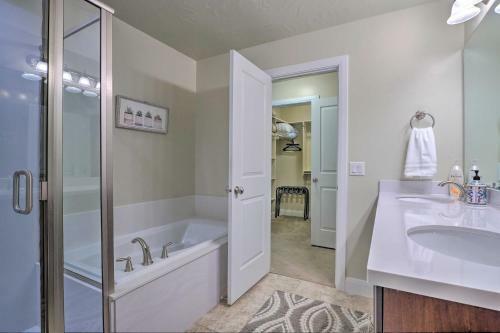 Blue Sky Get-a-way Townhome With Patio, Grill