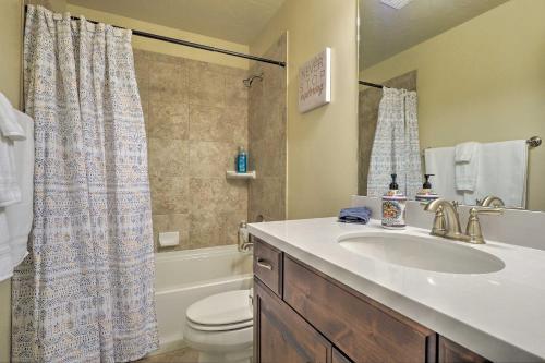 Blue Sky Get-a-way Townhome With Patio, Grill