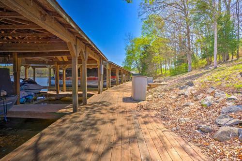 Pet-friendly Retreat Near Lake Anna With Decks!