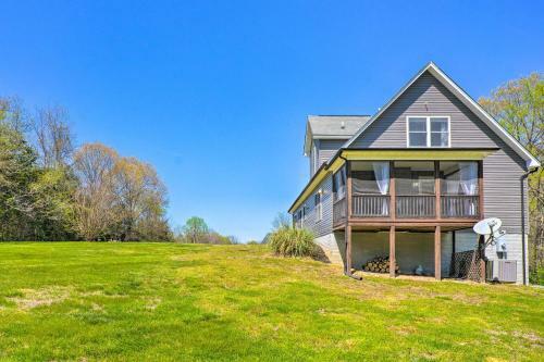 Pet-friendly Retreat Near Lake Anna With Decks!