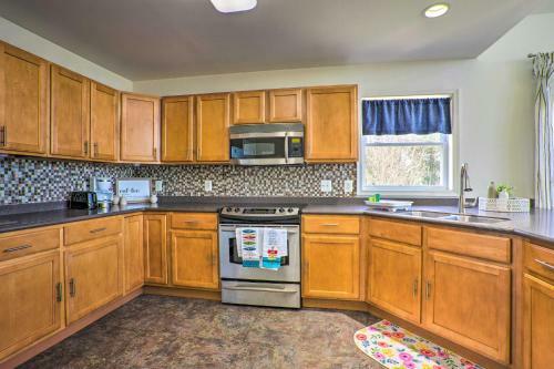 Pet-friendly Retreat Near Lake Anna With Decks!